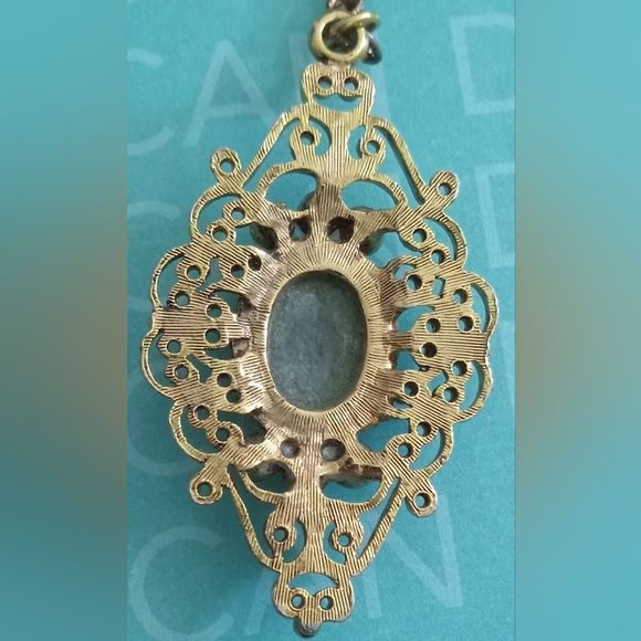 Pendant Necklace with Faux pearls and gold tones has a Jade colored stone - Picture 5 of 5